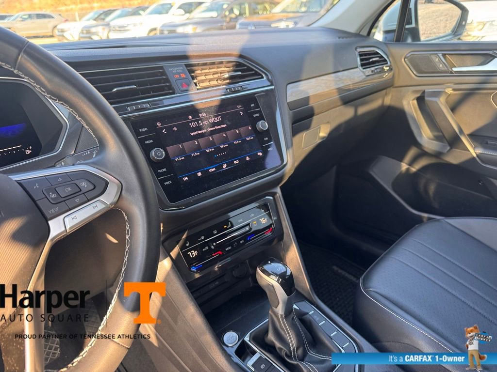 Used 2022 Volkswagen Tiguan SE w/ Panoramic Sunroof Package image 16