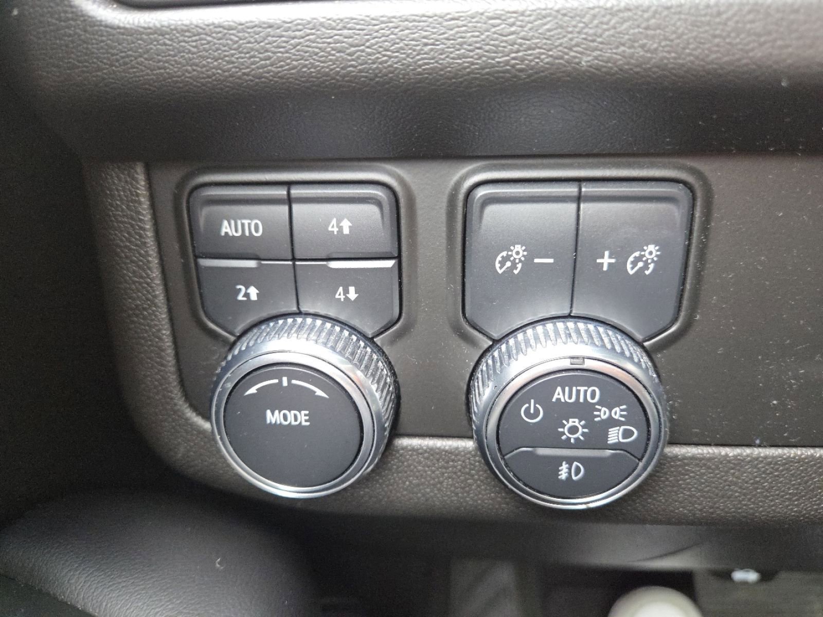 Used 2021 GMC Yukon AT4 w/ Technology Package image 5