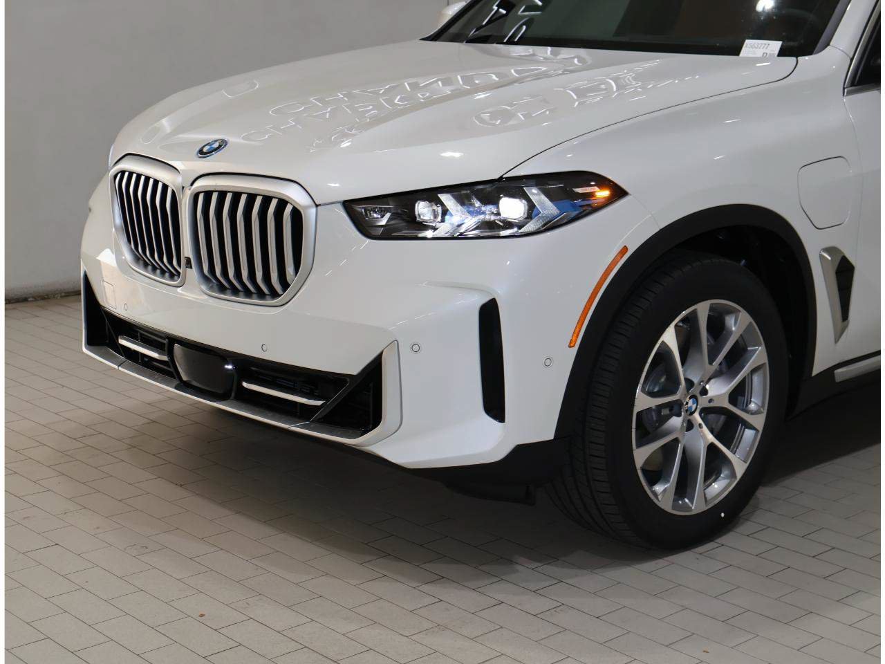 Used 2026 BMW X5 xDrive50e w/ Premium Package AWD/4WD image 2