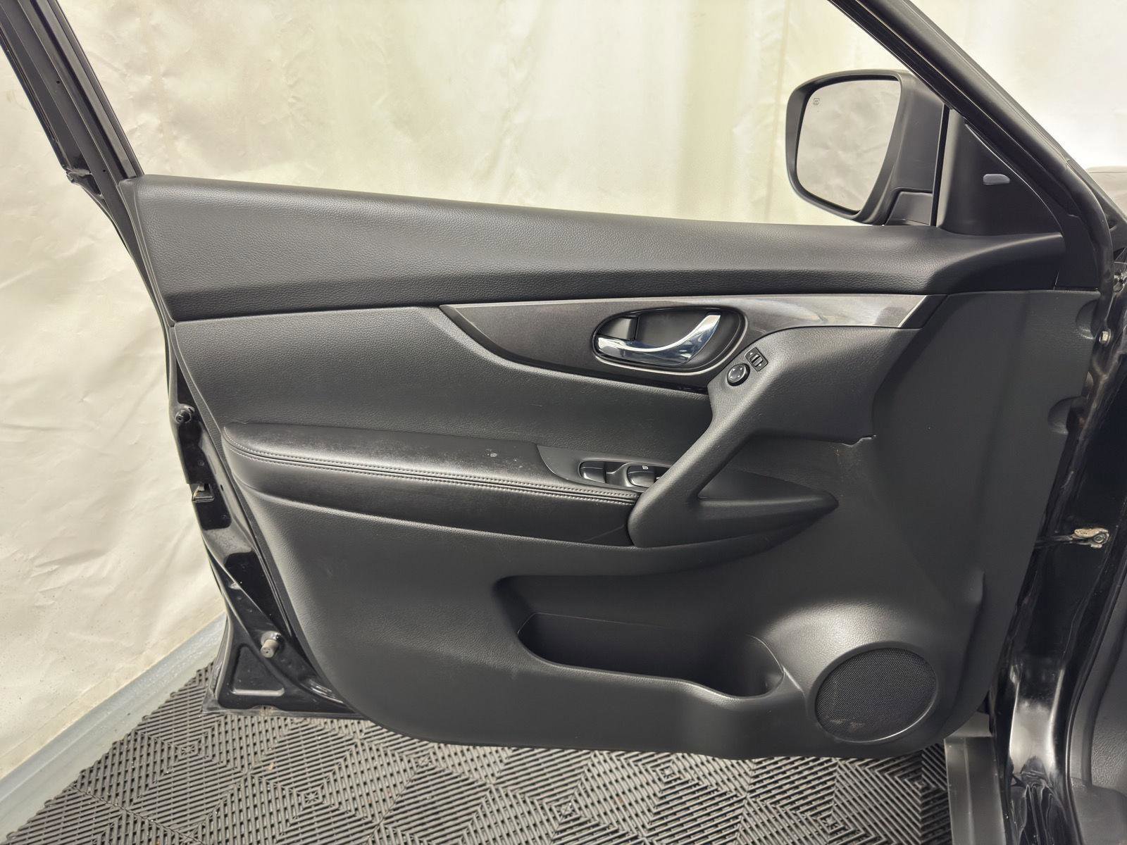 Used 2018 Nissan Rogue SV image 16