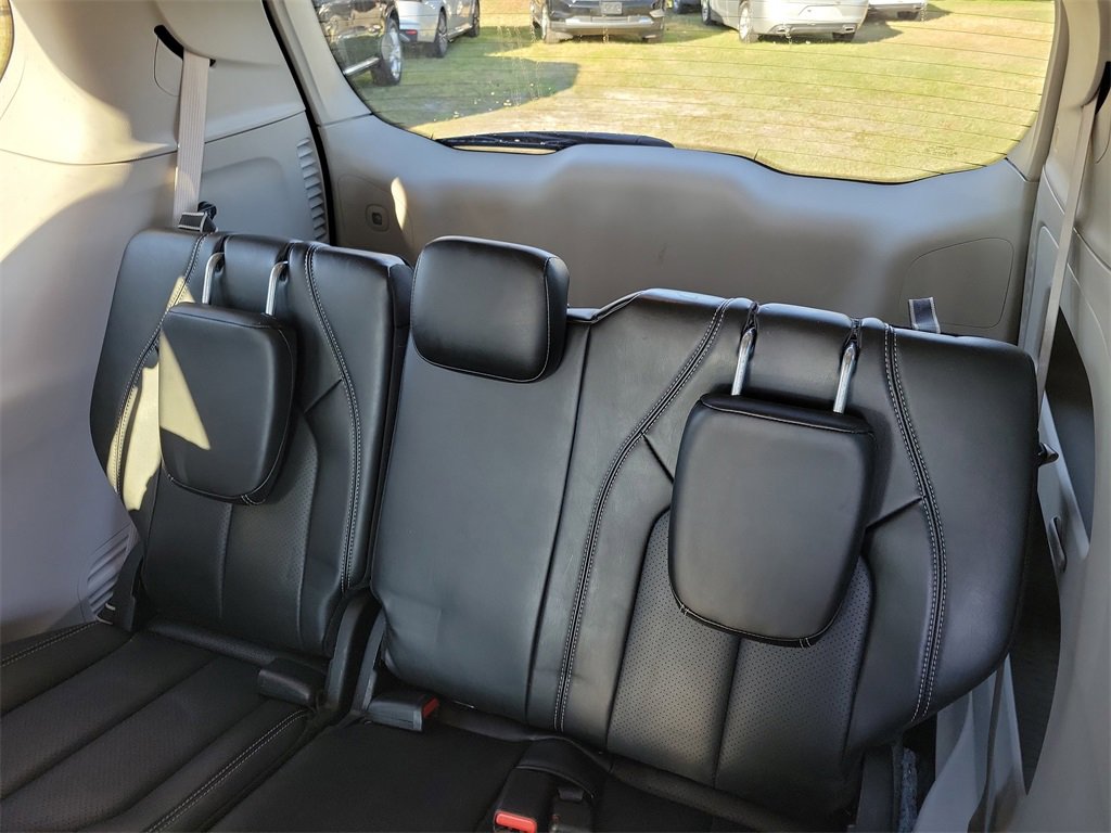 Used 2023 Chrysler Pacifica Touring-L image 31