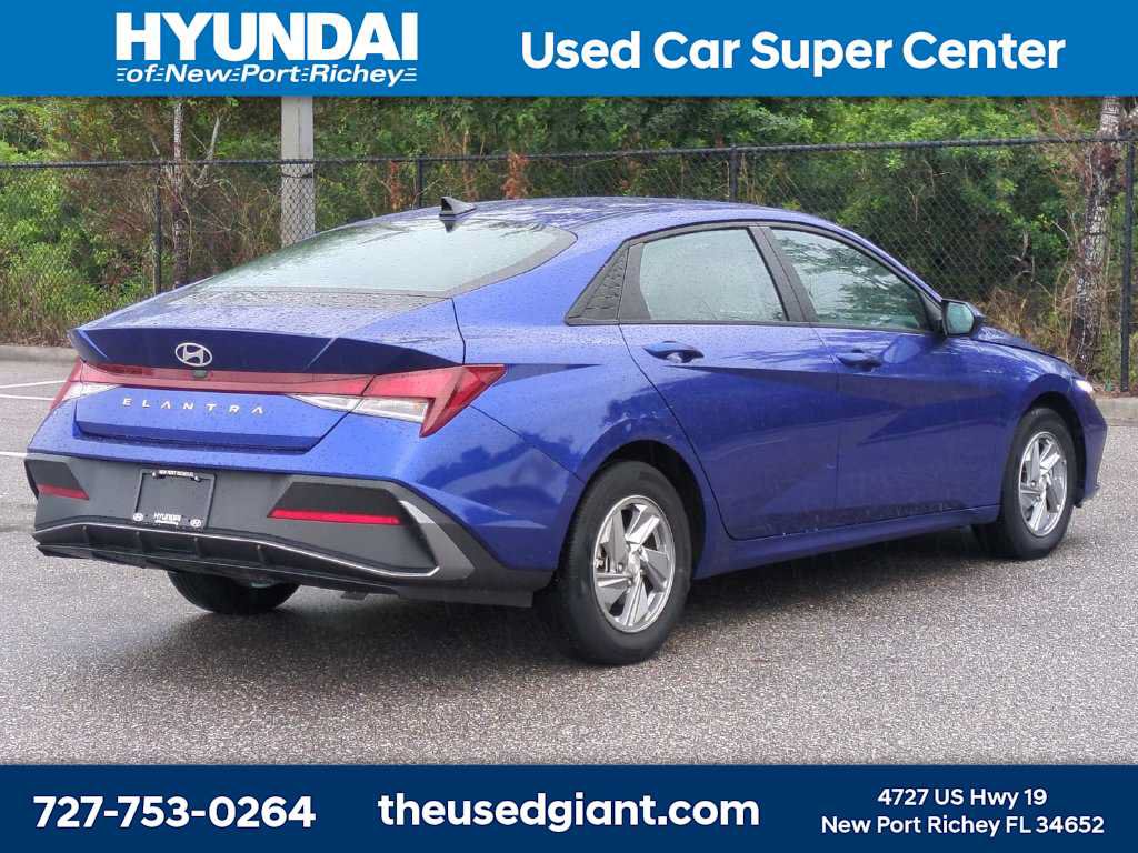 Used 2025 Hyundai Elantra SE w/ Cargo Package FWD image 5