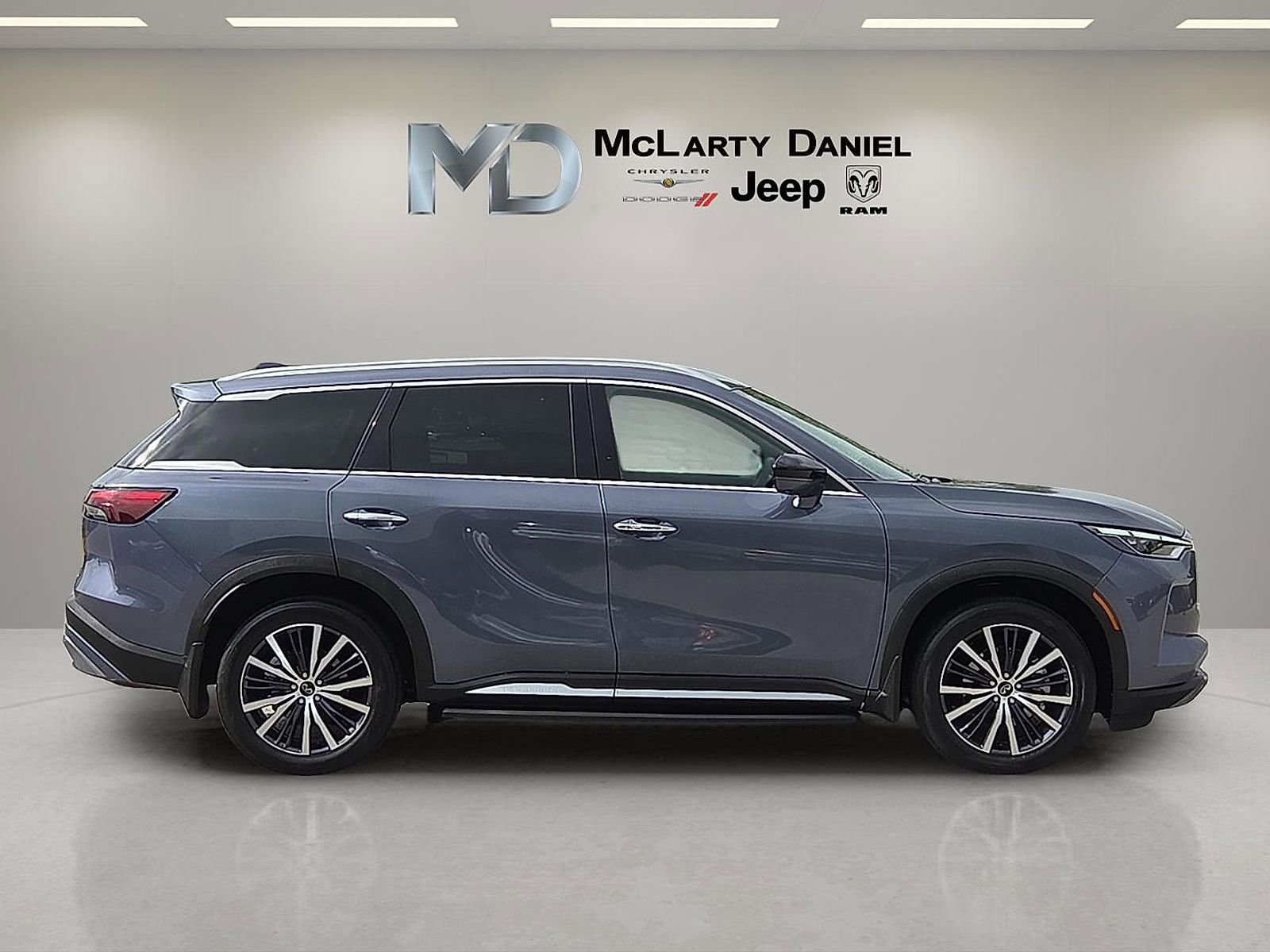 Used 2025 INFINITI QX60 Sensory w/ Vision Package AWD/4WD image 6