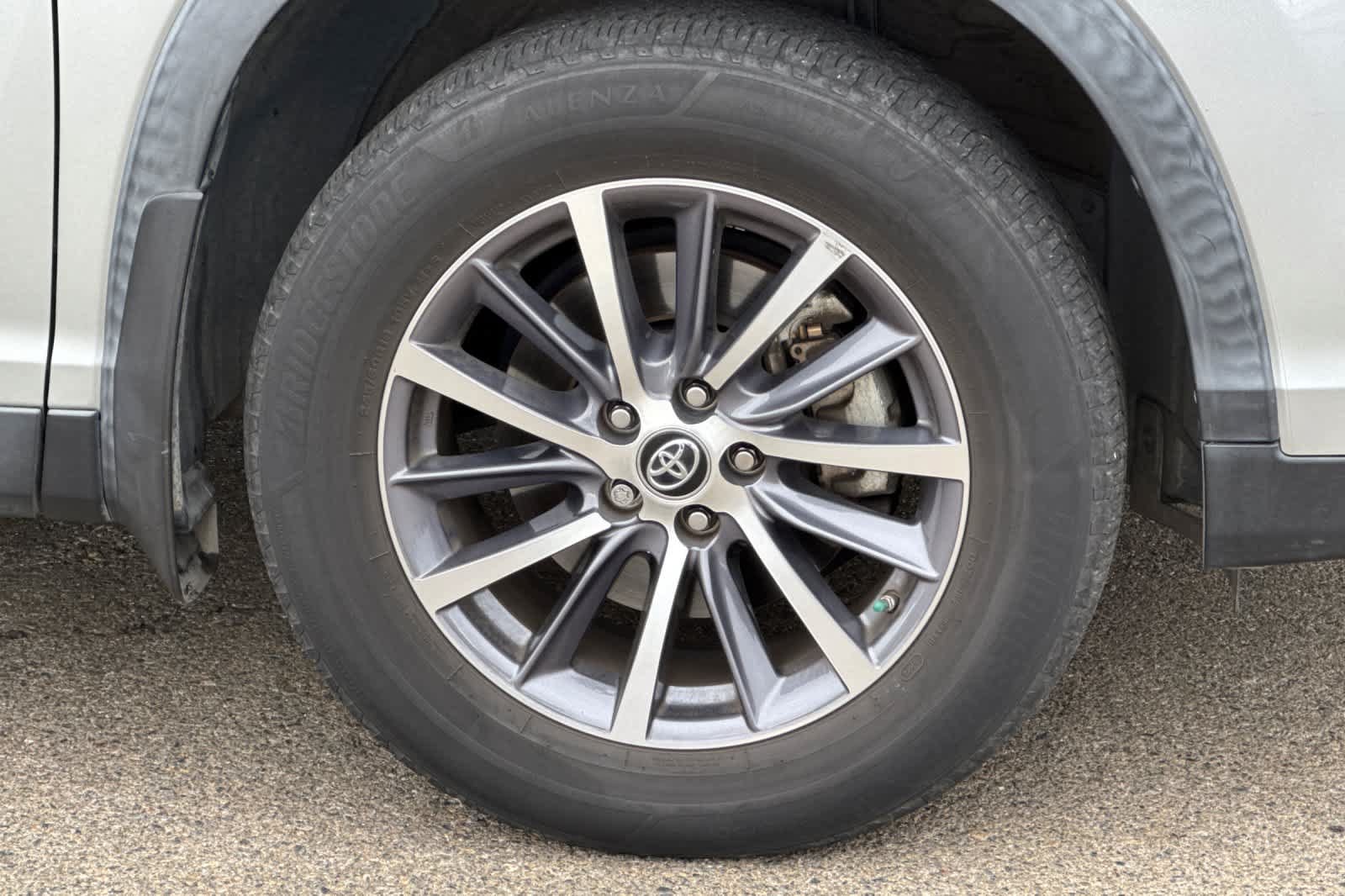 Used 2019 Toyota Highlander XLE AWD/4WD image 18