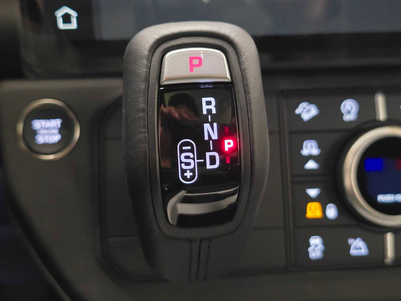 New 2026 Land Rover Defender 130 X-Dynamic SE image 34