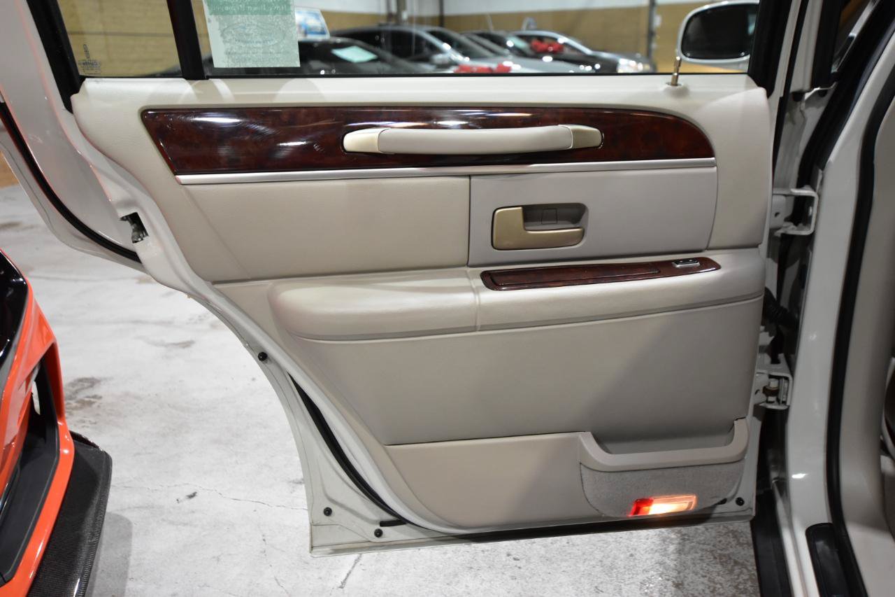 Used 2006 Lincoln Town Car Signature RWD image 25
