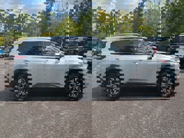 Used 2023 Nissan Rogue SV w/ SV Premium B Package image 3