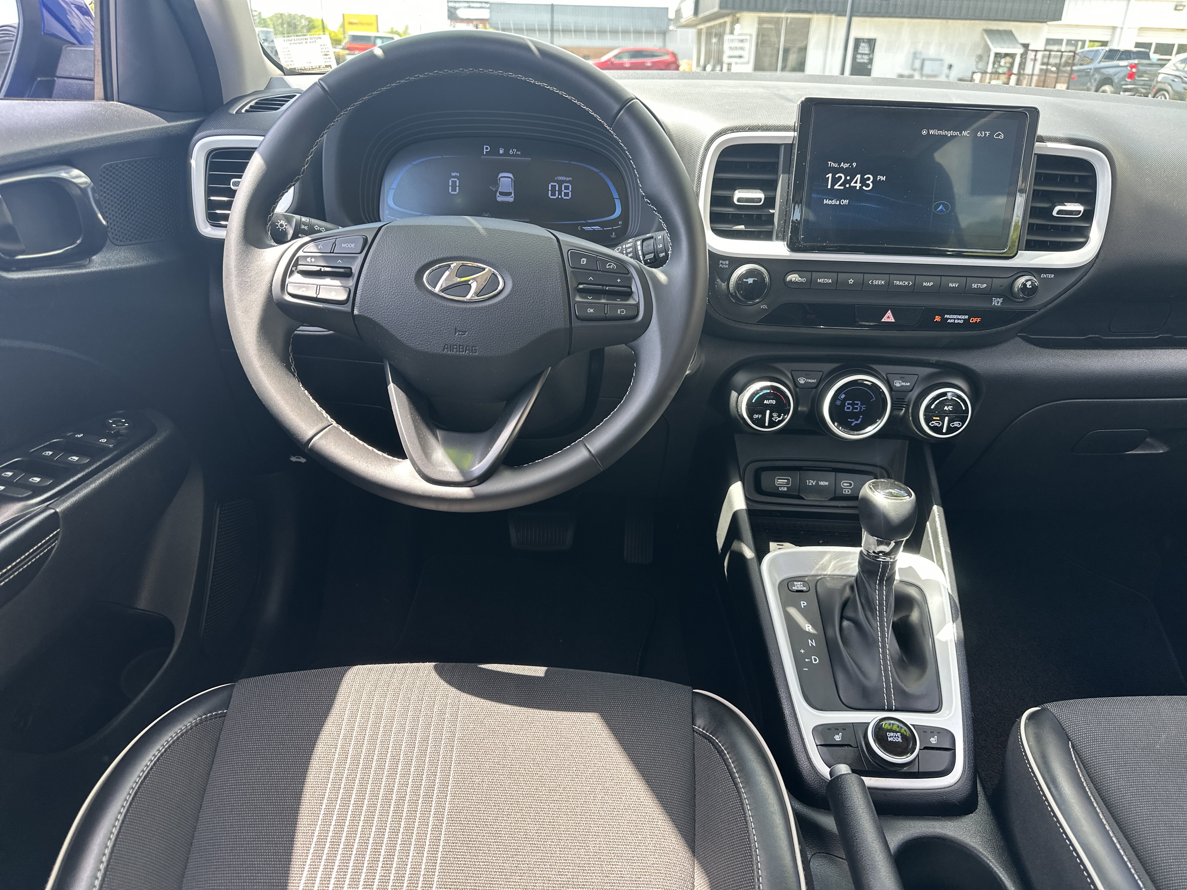 Used 2023 Hyundai Venue Limited image 12