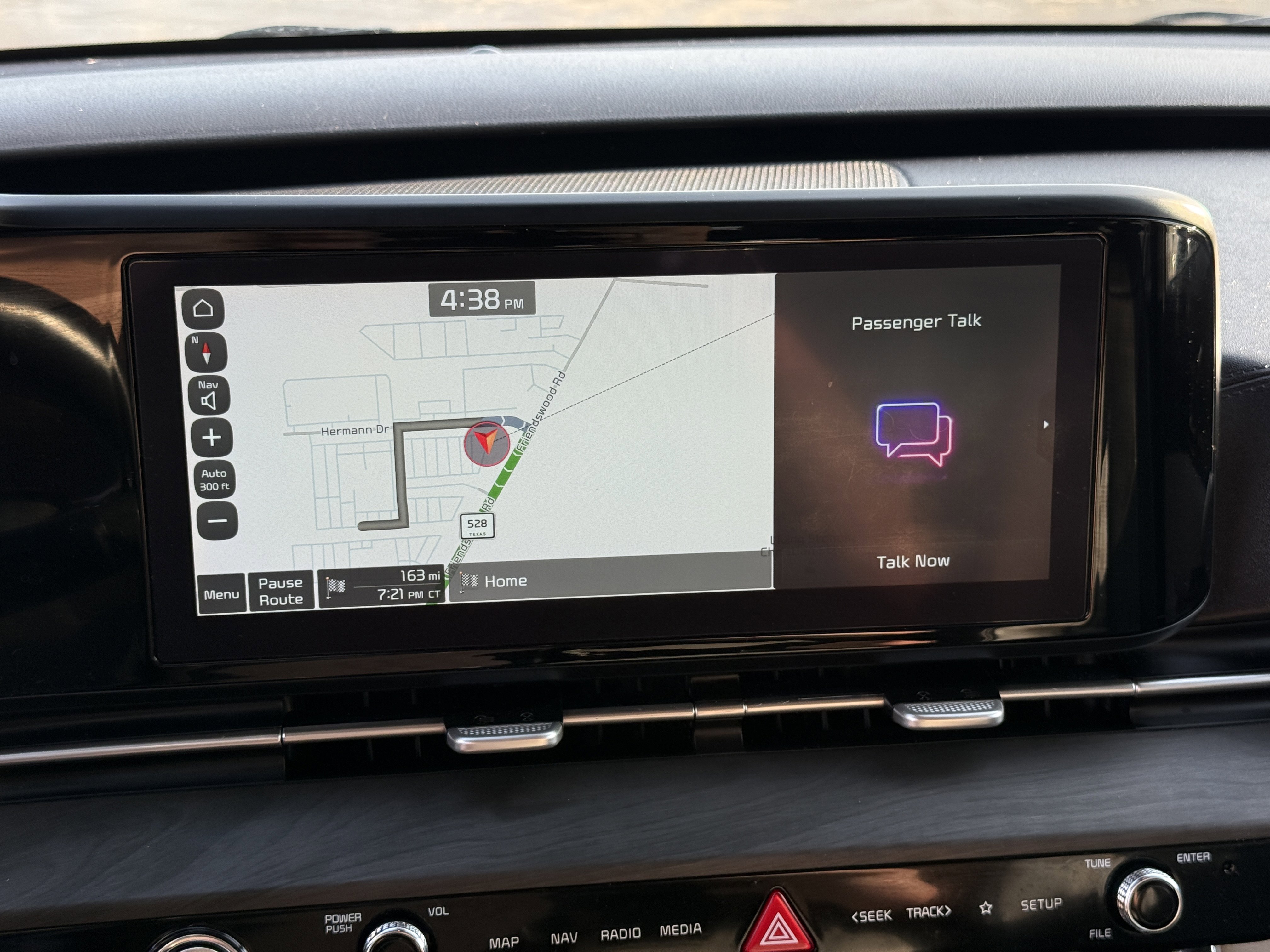 Used 2022 Kia Carnival EX image 24