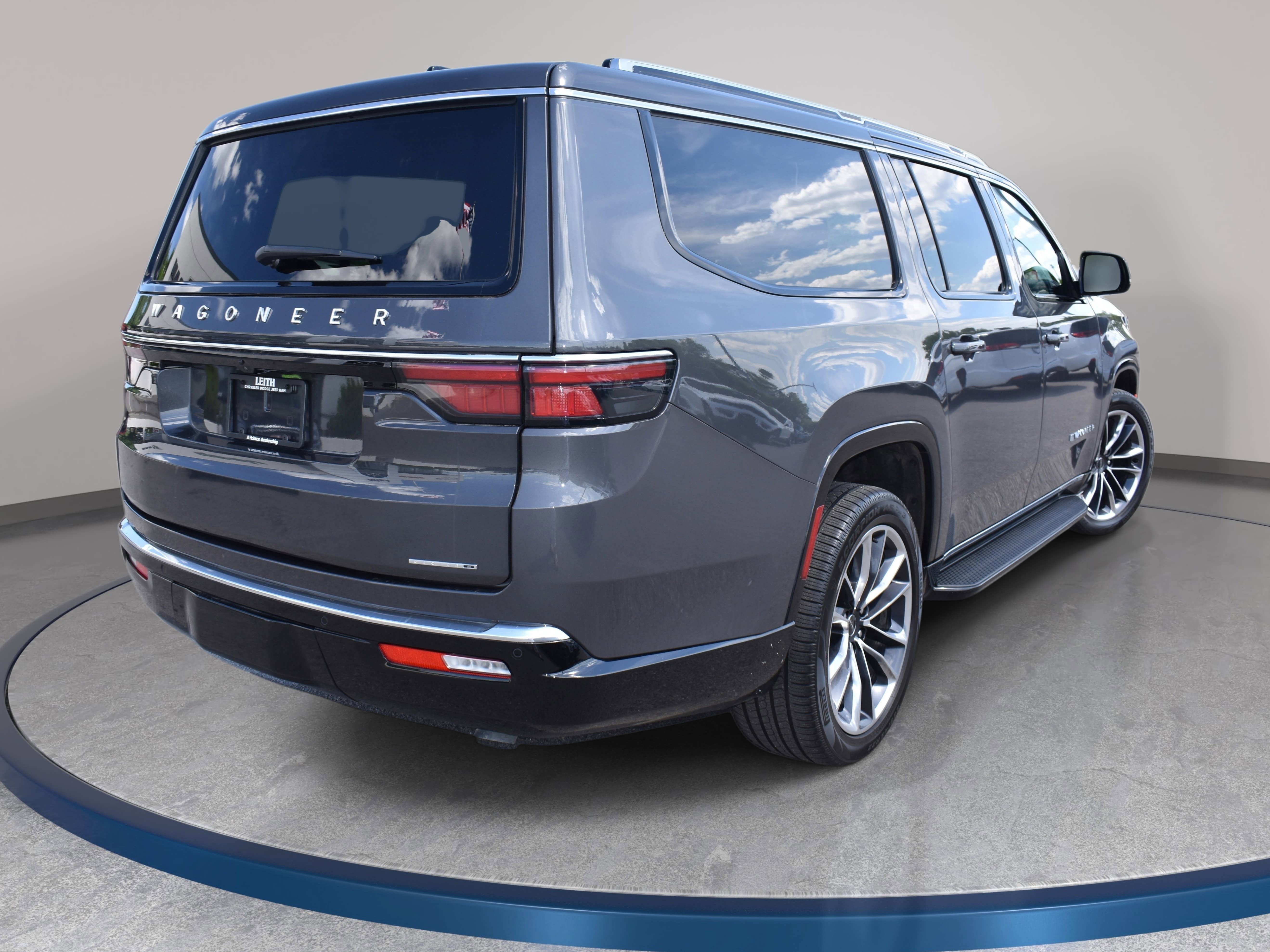 Used 2024 Jeep Wagoneer L Series II w/ Premium Group I AWD/4WD image 7