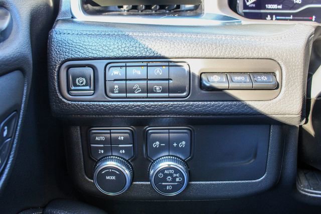 Used 2024 GMC Yukon XL Denali image 27