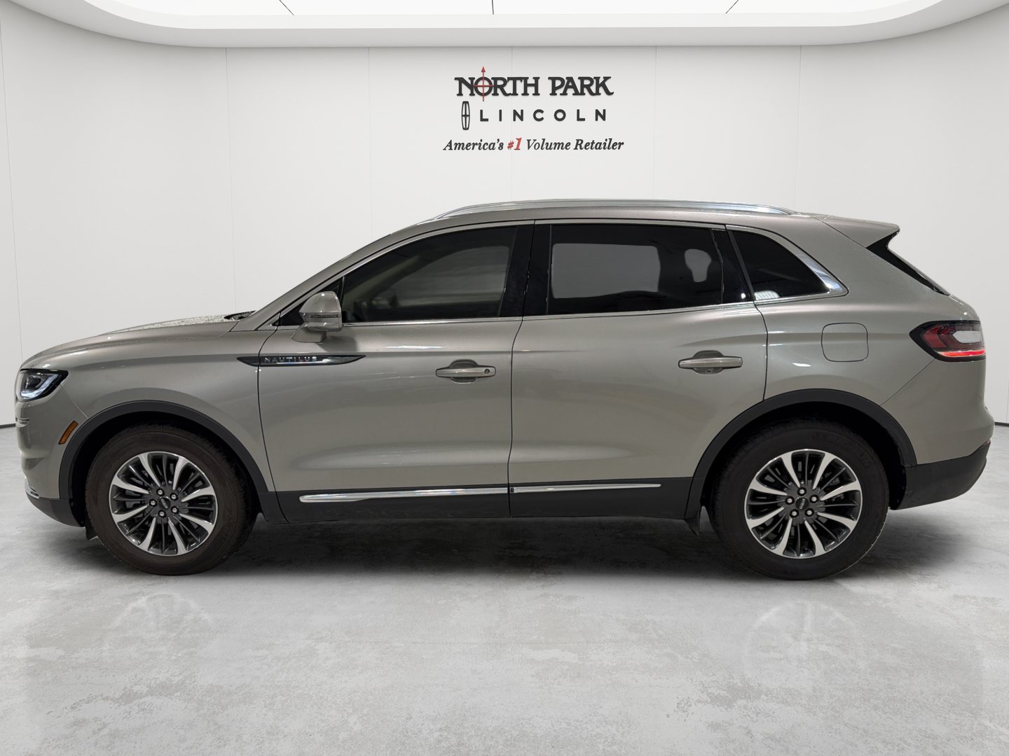 Used 2023 Lincoln Nautilus AWD image 2