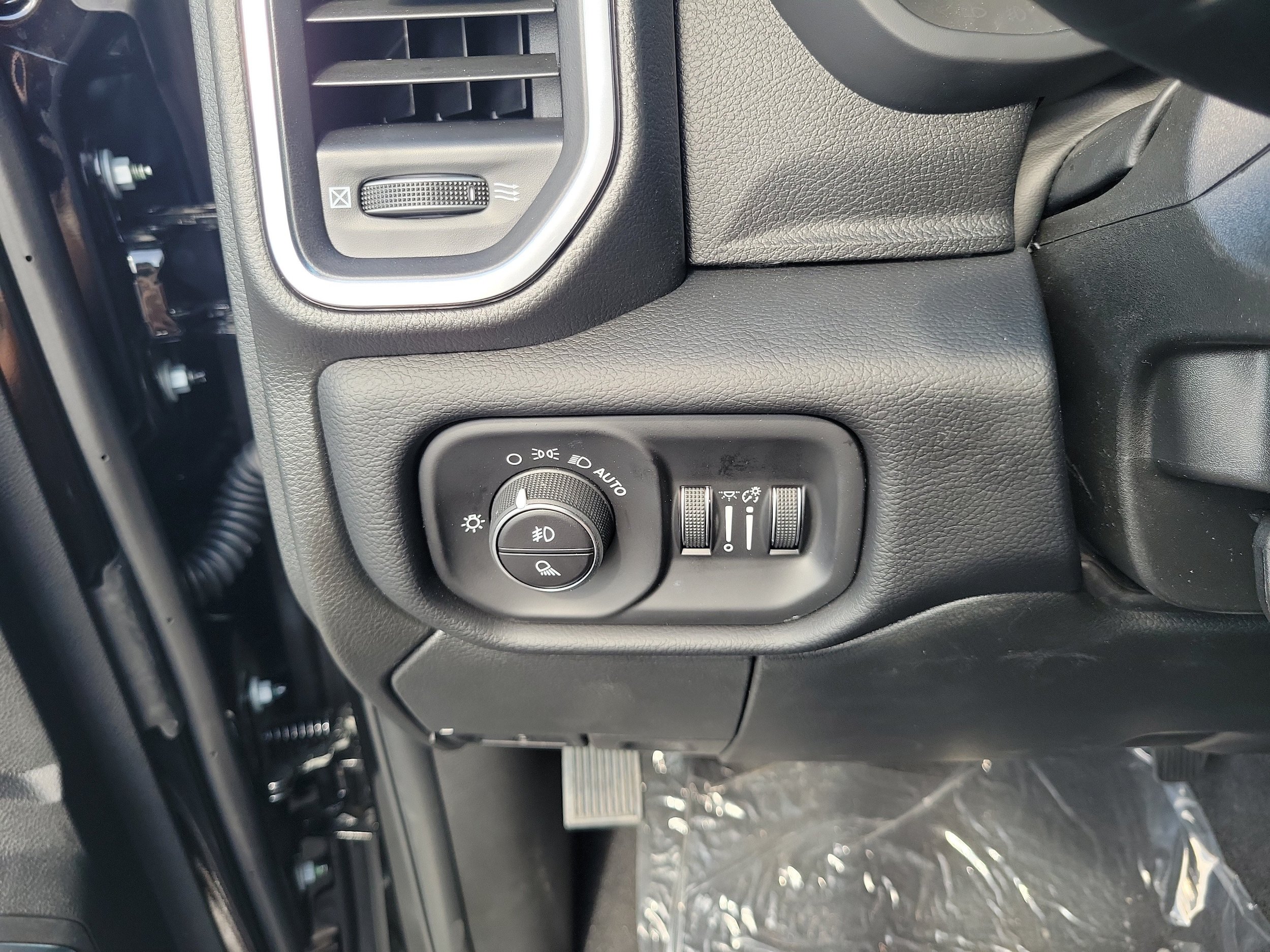 New 2027 RAM 3500 Laramie AWD/4WD image 32