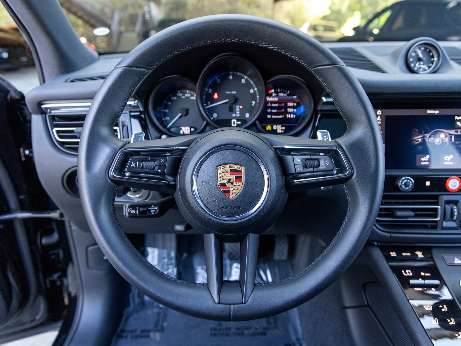 Certified 2025 Porsche Macan AWD/4WD image 32