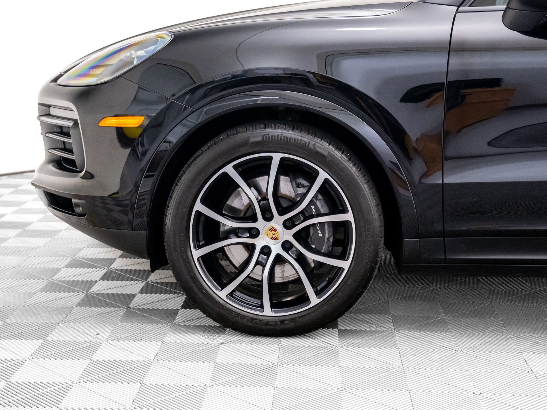 Certified 2023 Porsche Cayenne Platinum Edition image 36