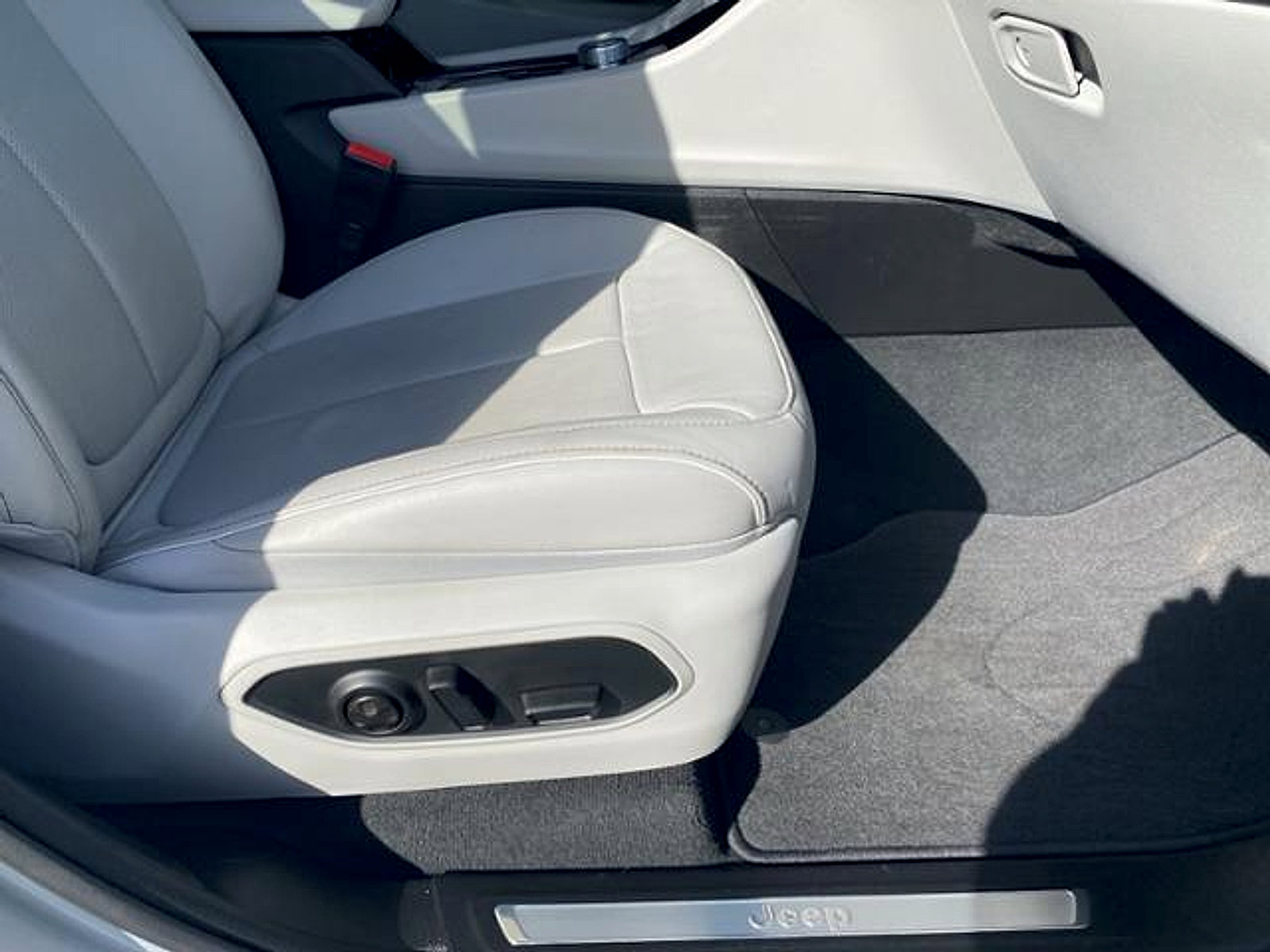 Used 2022 Jeep Grand Cherokee Overland RWD image 19