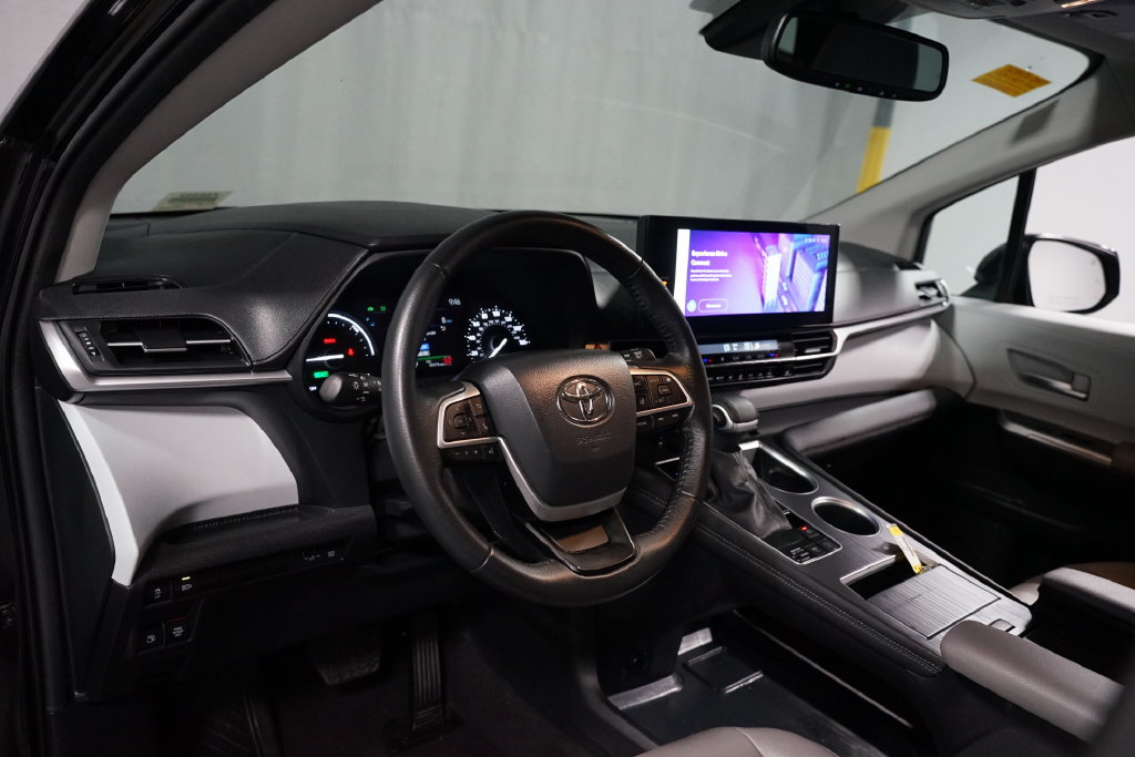 Certified 2025 Toyota Sienna XLE FWD image 11