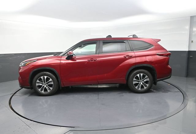 Used 2023 Toyota Highlander XLE AWD/4WD image 4