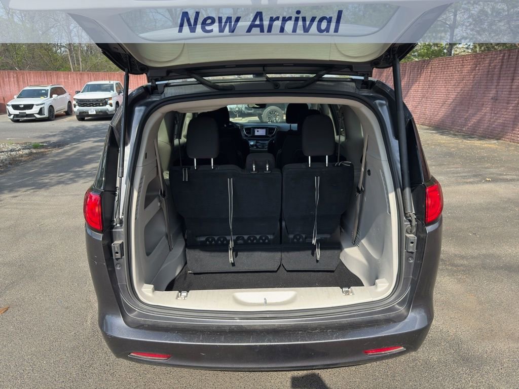 Used 2023 Chrysler Voyager LX image 6