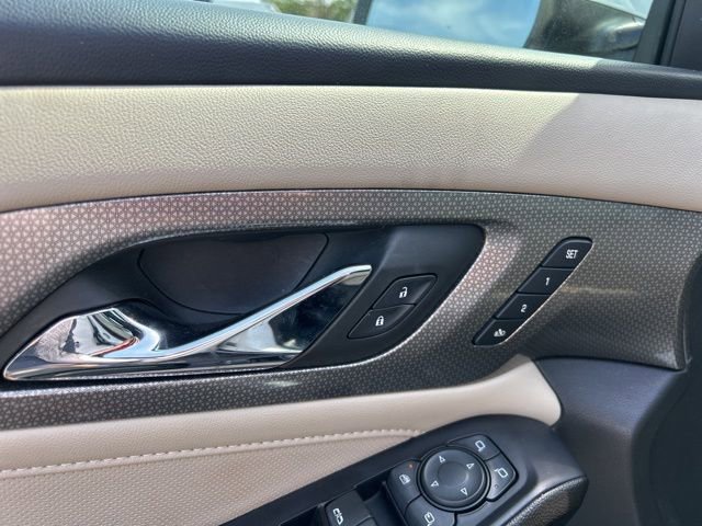 Used 2023 Chevrolet Traverse Premier image 12