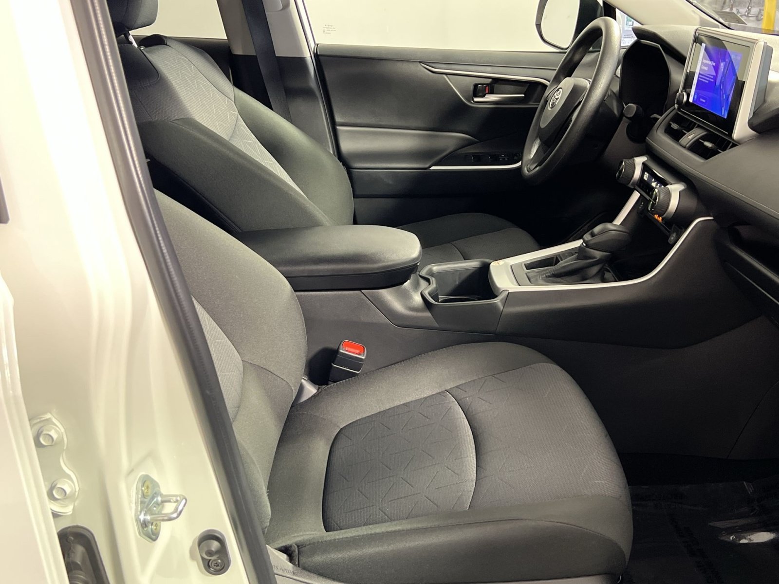 Used 2025 Toyota RAV4 XLE FWD image 29