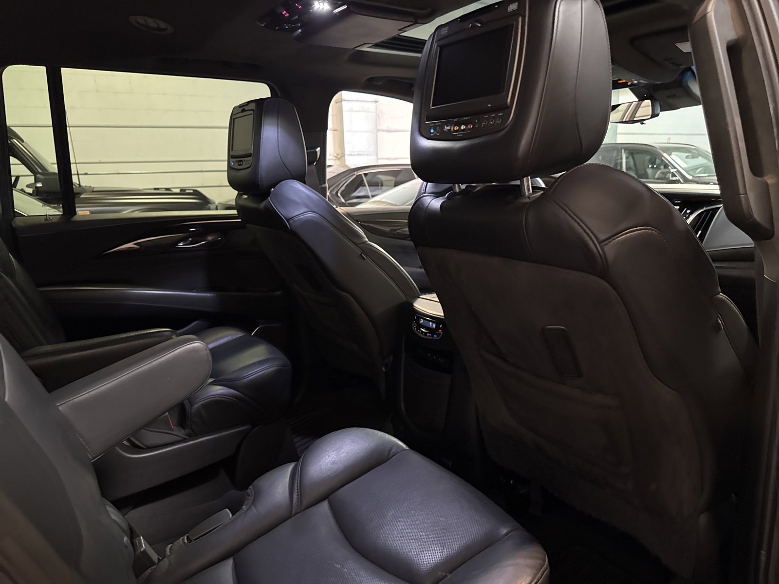 Used 2017 Cadillac Escalade ESV Platinum image 30