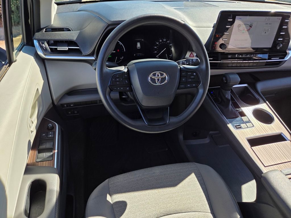 Certified 2023 Toyota Sienna LE AWD/4WD image 6