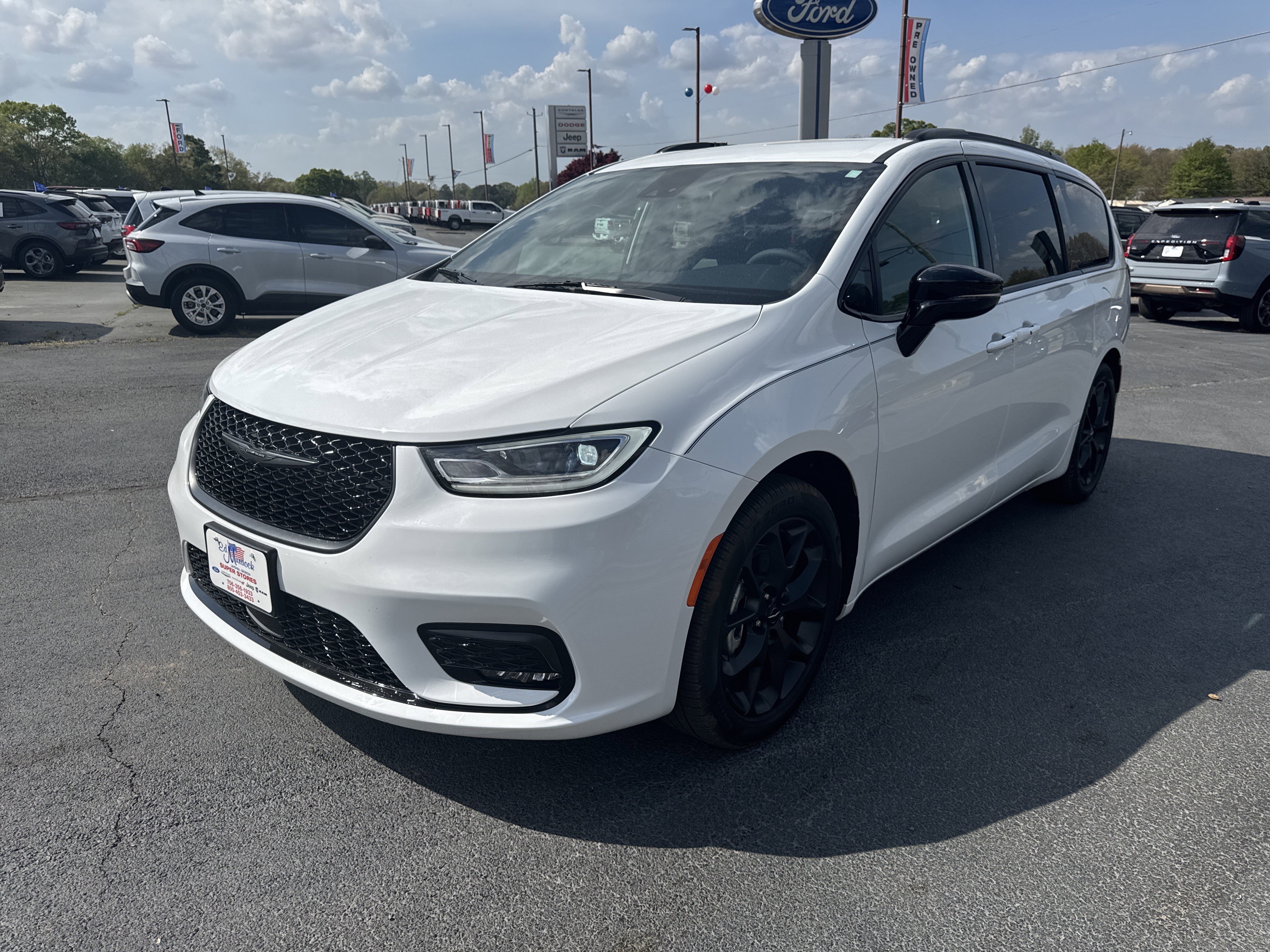 Used 2024 Chrysler Pacifica Touring-L w/ S Appearance Package image 3