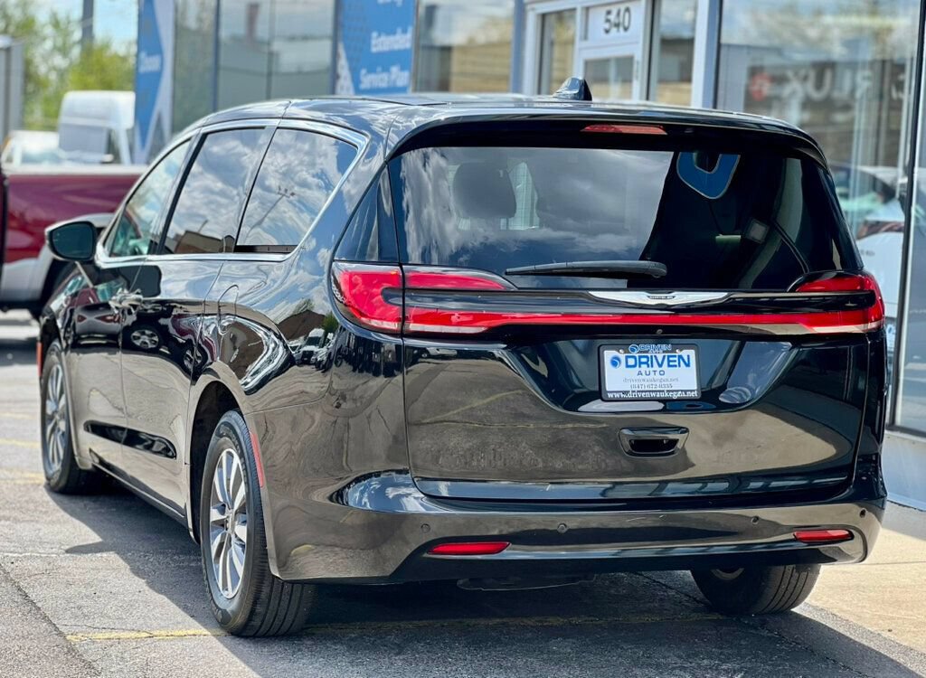 Used 2023 Chrysler Pacifica Touring-L FWD image 3