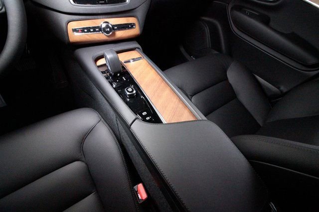 Certified 2025 Volvo XC90 B6 Plus w/ Protection Package Premier image 9