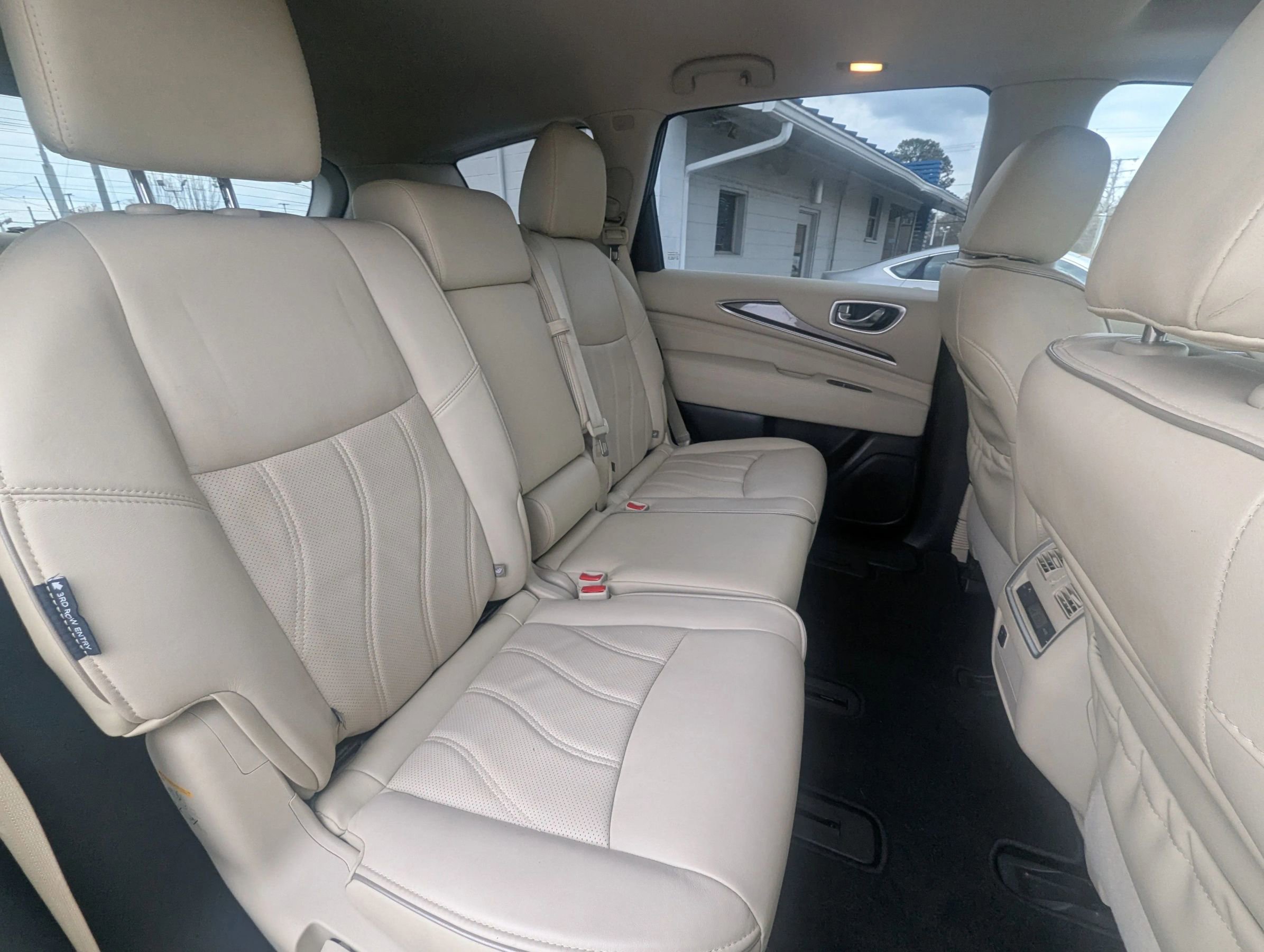 Used 2019 INFINITI QX60 Luxe w/ Essential Package image 17