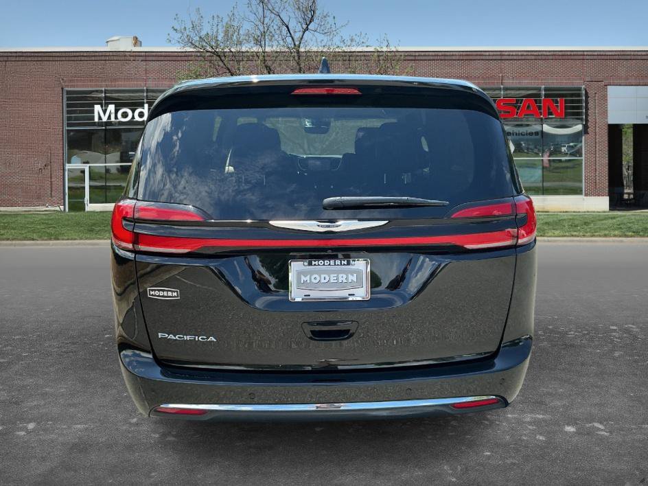 Used 2024 Chrysler Pacifica Touring-L FWD image 3