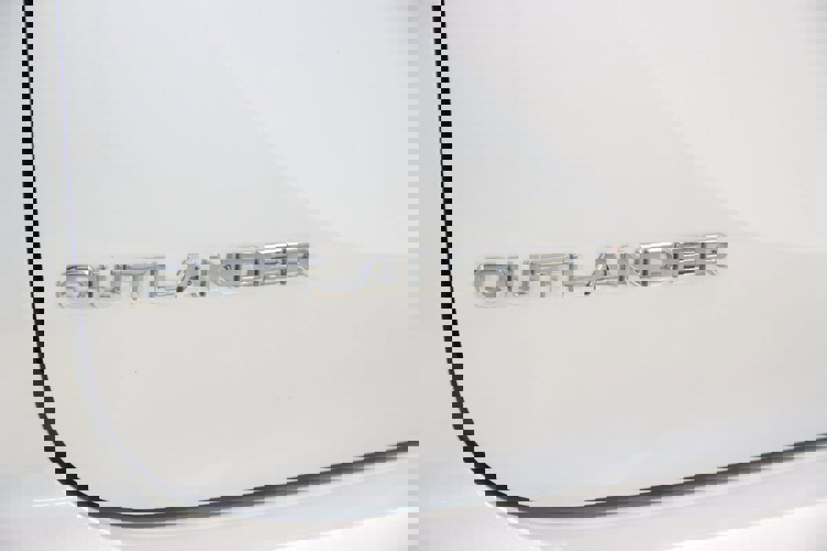 Used 2024 Mitsubishi Outlander 4WD Plug-In Hybrid image 16