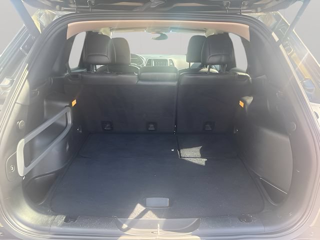 Used 2018 Jeep Cherokee Latitude Plus w/ Comfort/Convenience Group AWD/4WD image 29