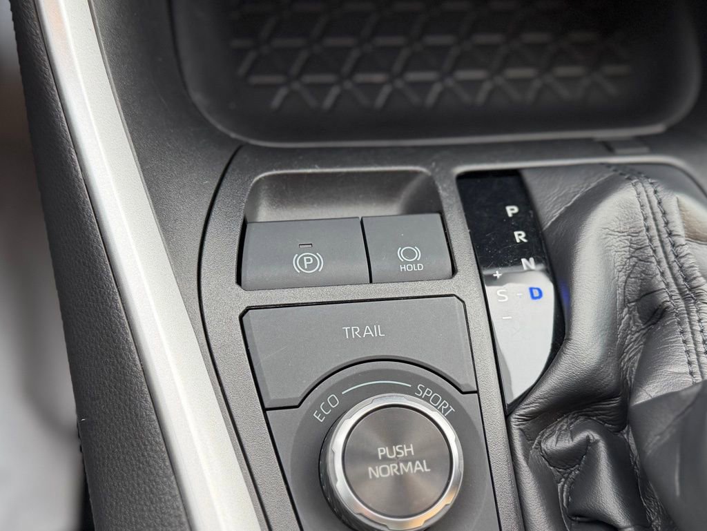 Used 2021 Toyota RAV4 XLE image 19