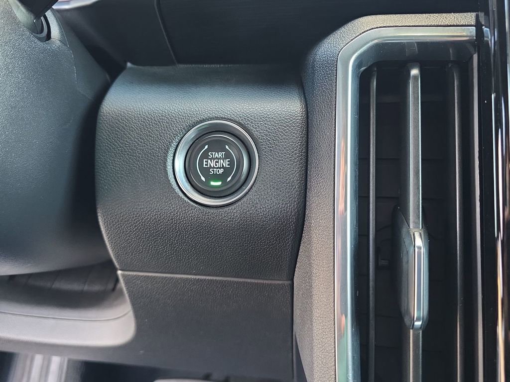 Used 2025 GMC Acadia Elevation image 17