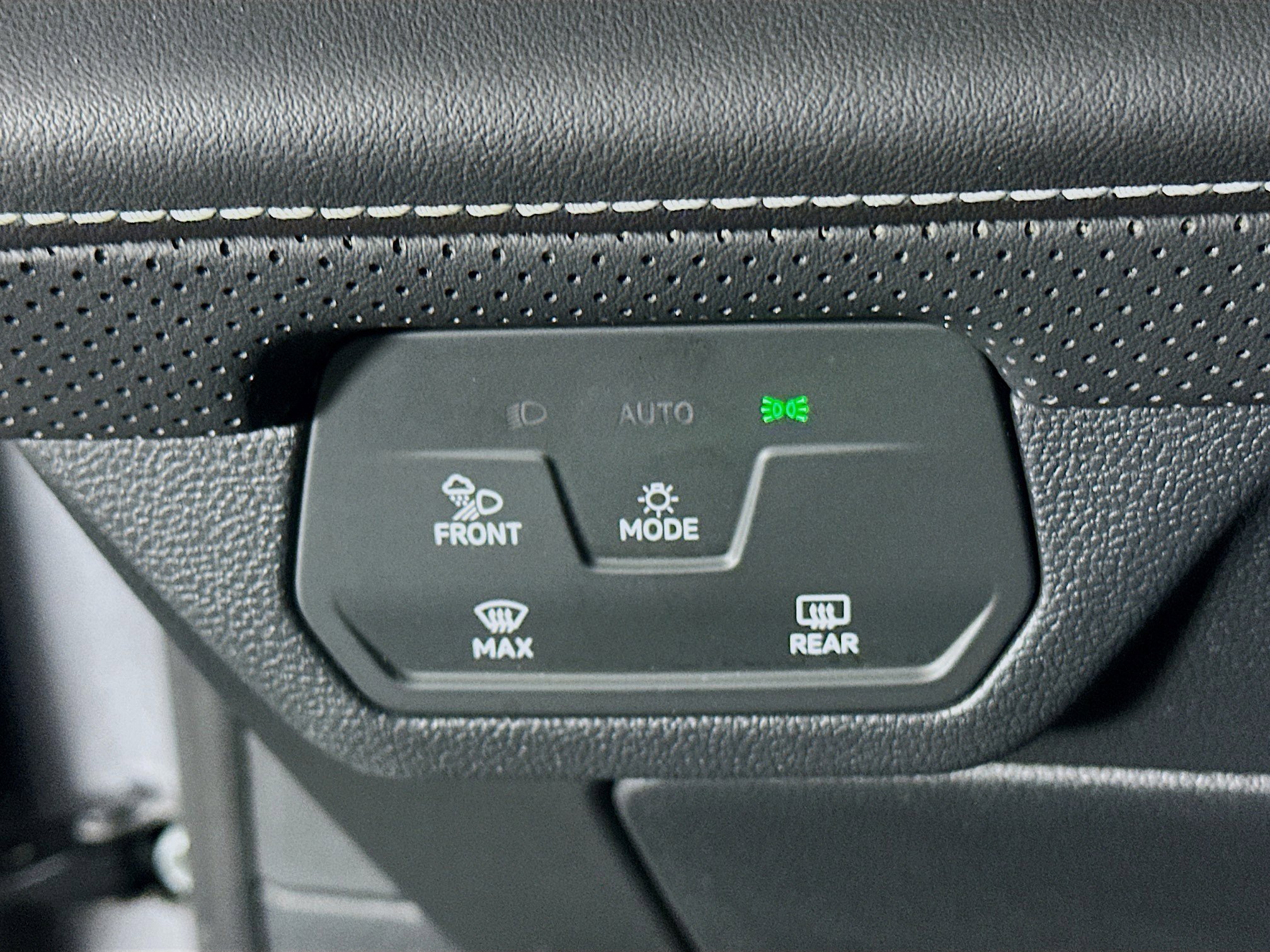 Used 2025 Volkswagen Atlas SE image 16