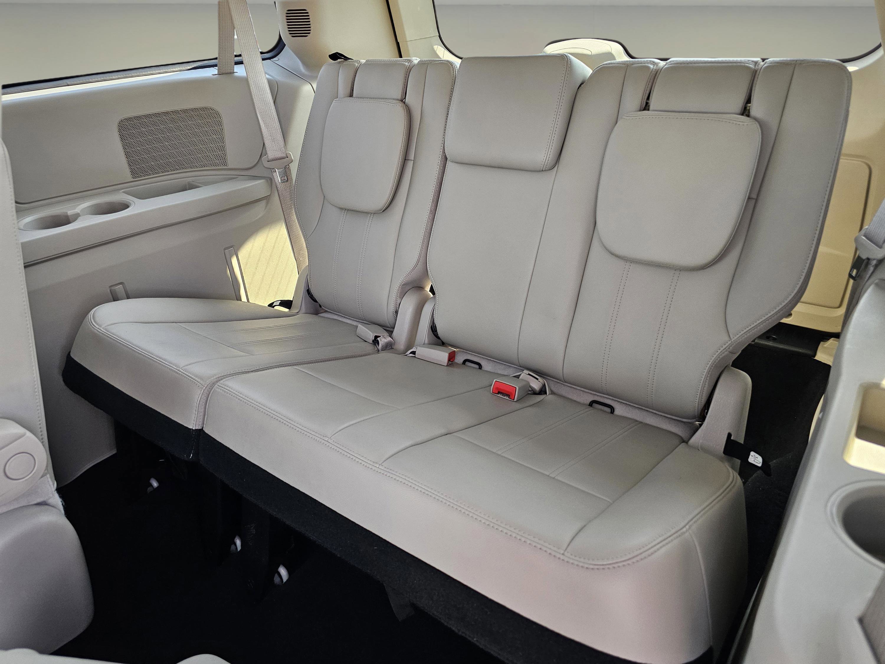 Used 2013 Chrysler Town & Country Touring image 14