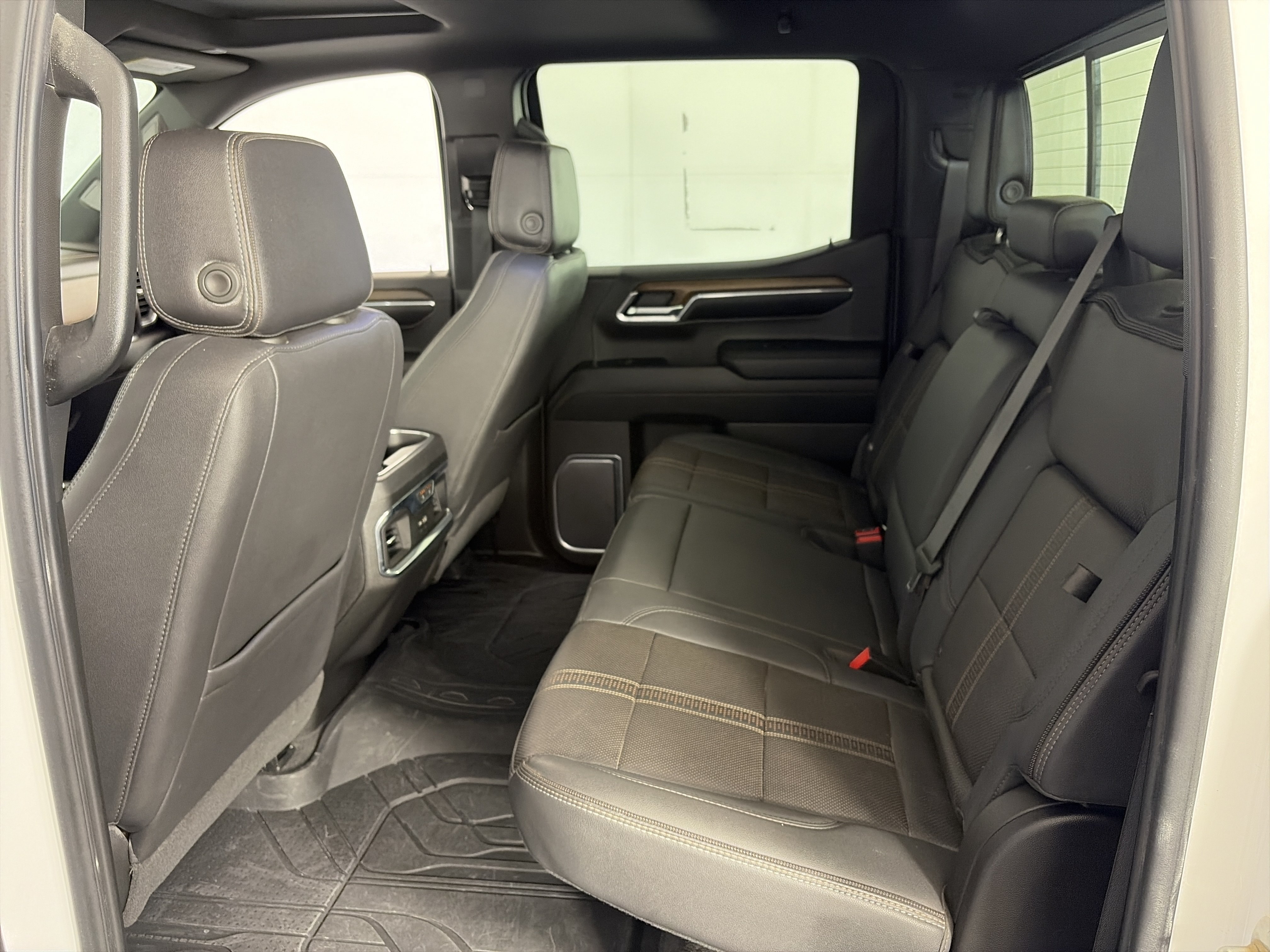 Used 2024 Chevrolet Silverado 1500 High Country w/ High Country Premium Package AWD/4WD image 7