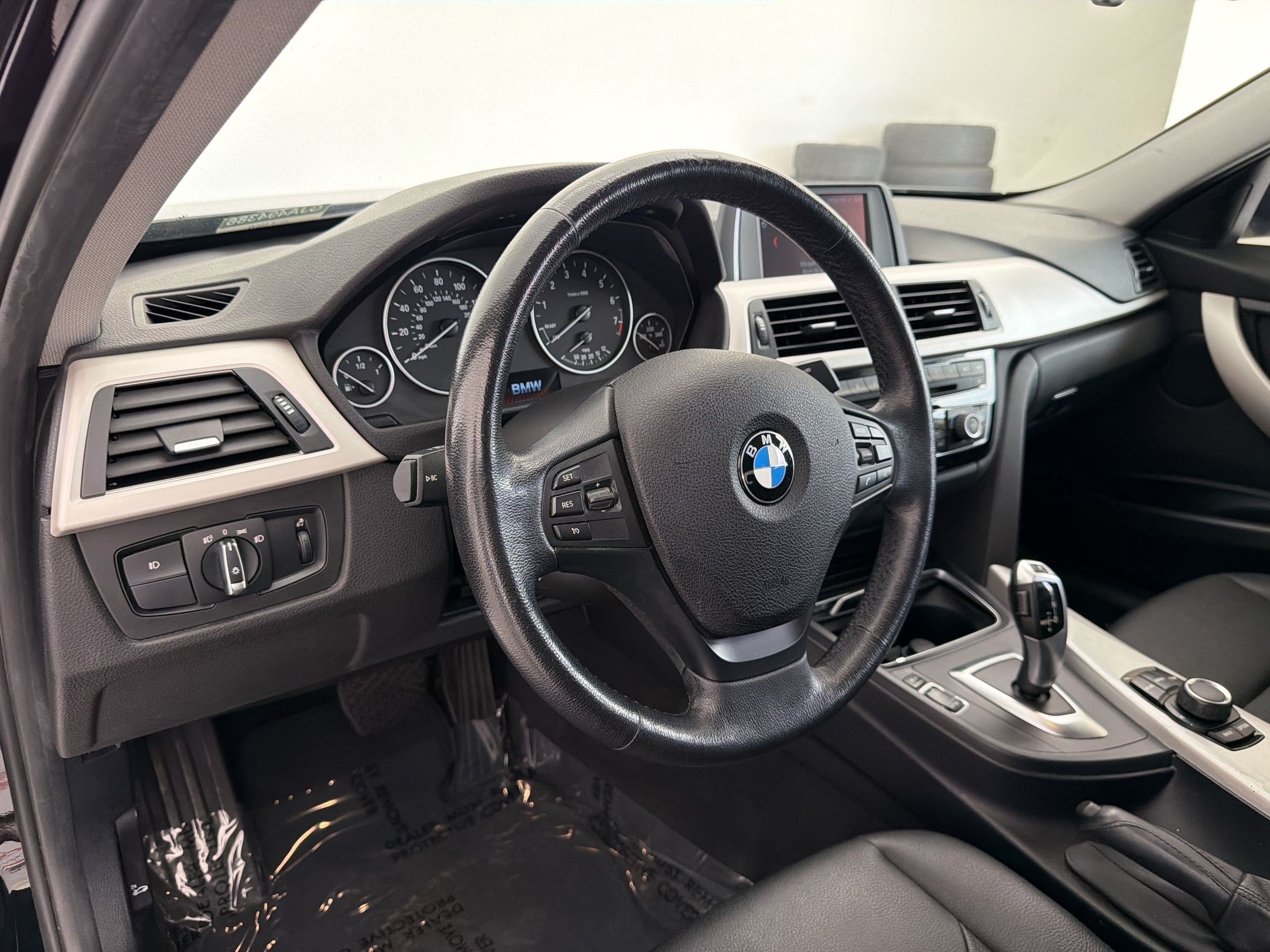 Used 2018 BMW 320i xDrive Sedan AWD/4WD image 4