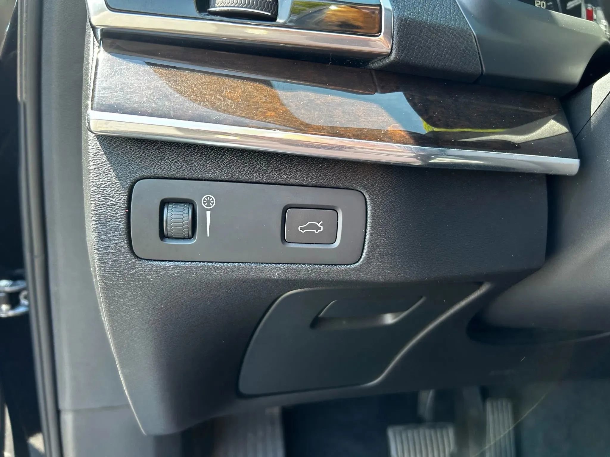 Used 2016 Volvo XC90 T6 Momentum w/ Momentum Plus Package AWD/4WD image 13