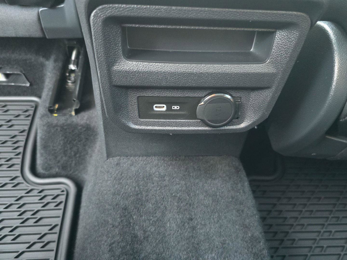 Used 2022 Volkswagen Tiguan SE w/ Panoramic Sunroof Package image 12