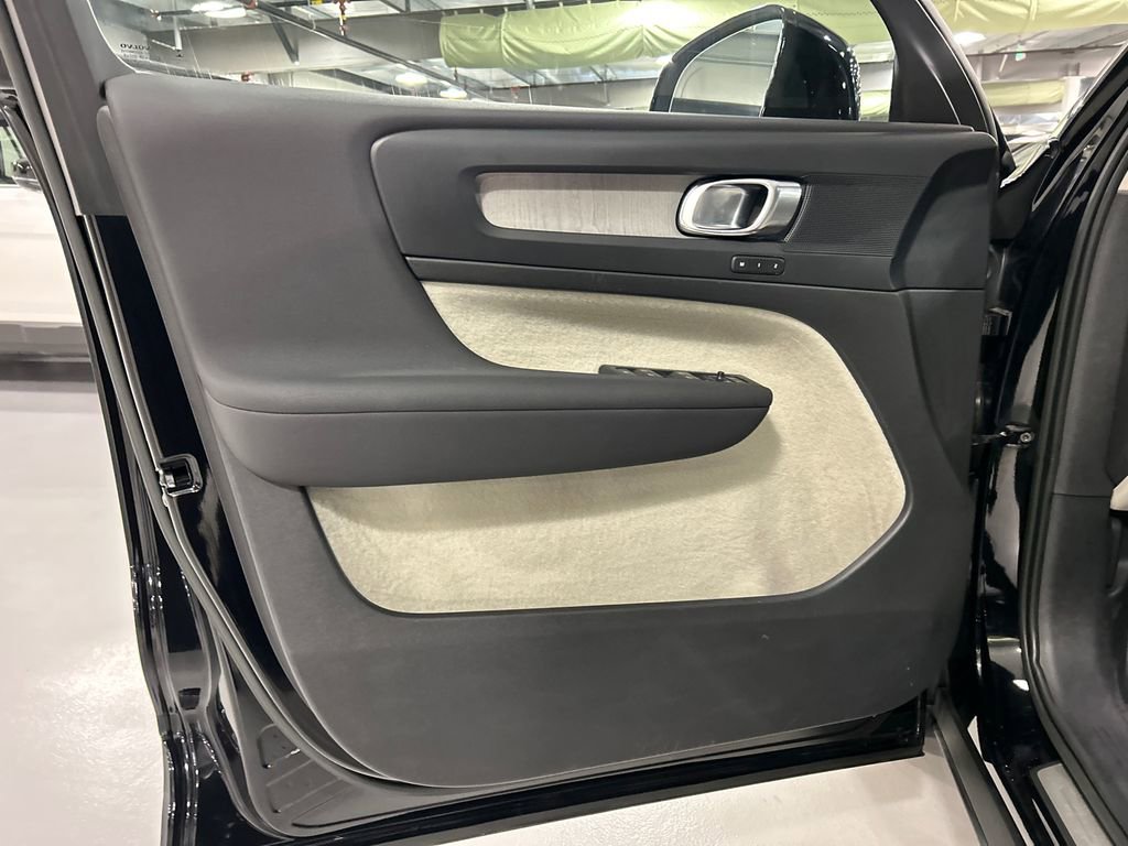 Used 2023 Volvo XC40 B5 Plus w/ Driver Assist Package AWD/4WD image 9
