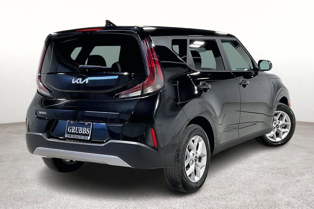 Used 2025 Kia Soul LX FWD image 2