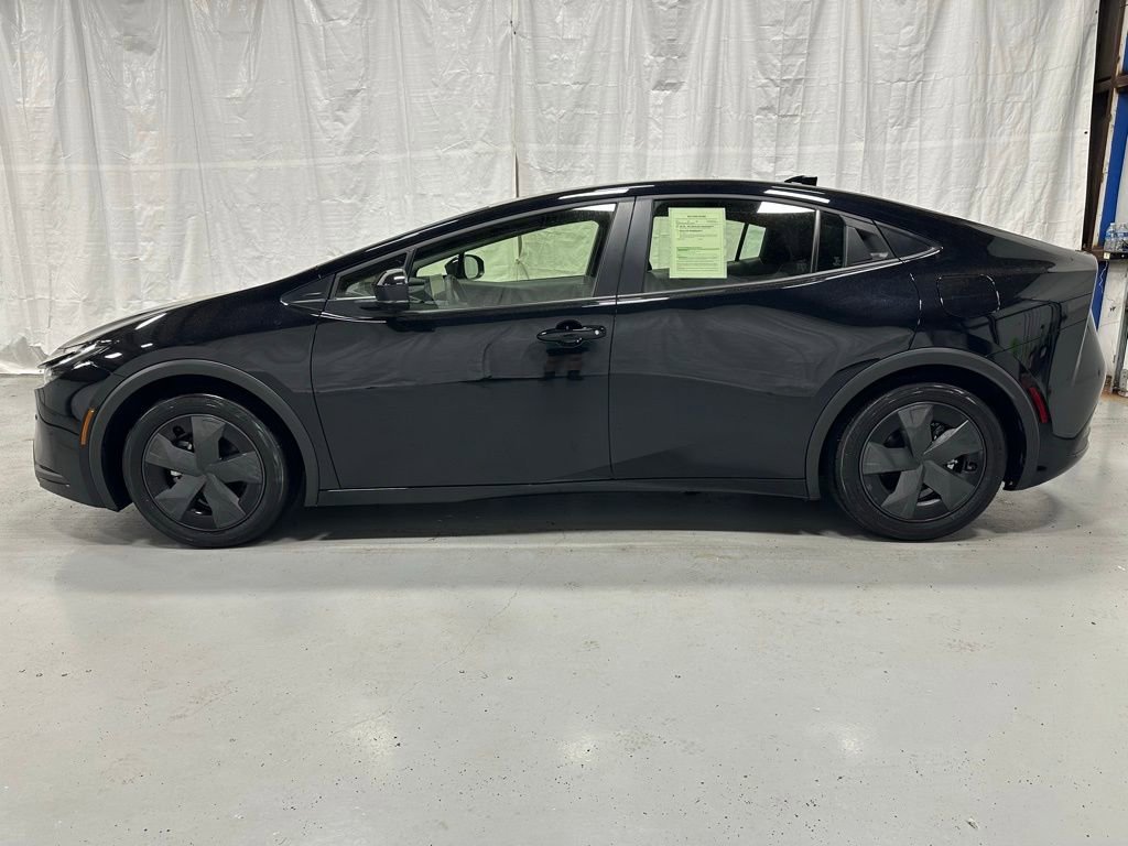 Used 2025 Toyota Prius LE FWD image 4