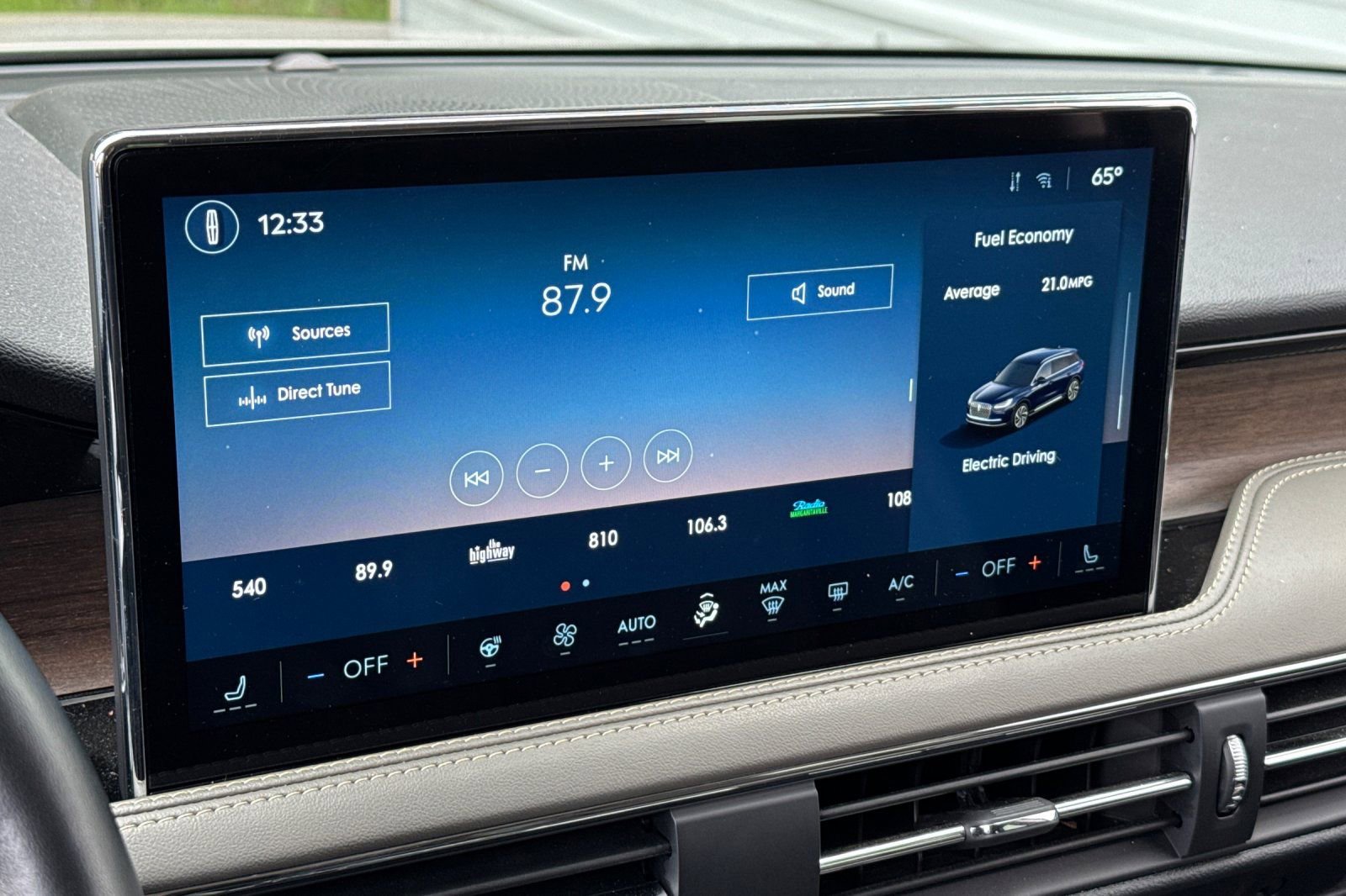 Used 2024 Lincoln Corsair Grand Touring w/ Equipment Group 301A image 17