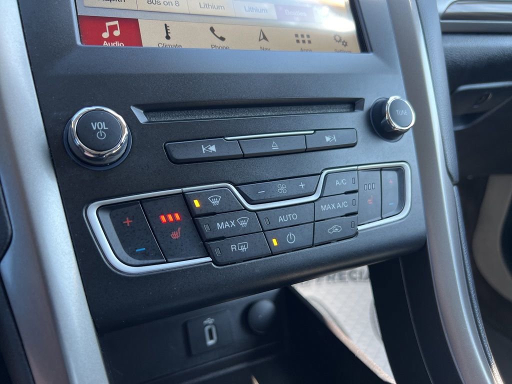 Used 2018 Ford Fusion SE w/ Fusion SE Technology Package image 10