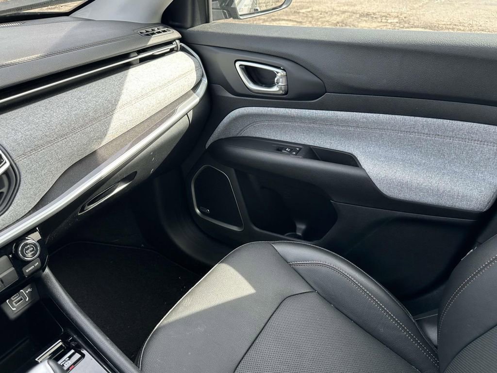 Used 2022 Jeep Compass Latitude w/ Sun and Sound Group image 32