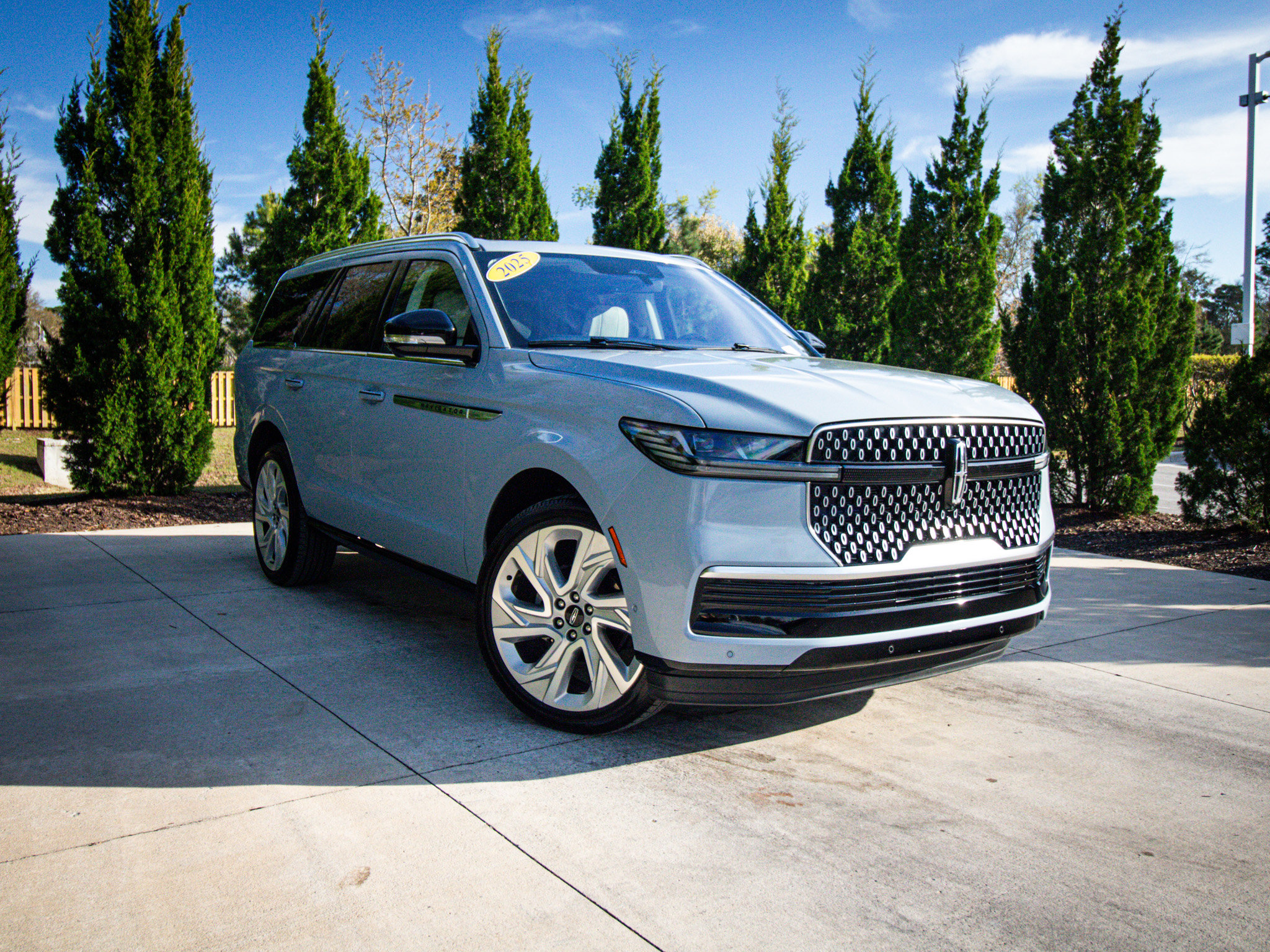 Used 2025 Lincoln Navigator Reserve image 2