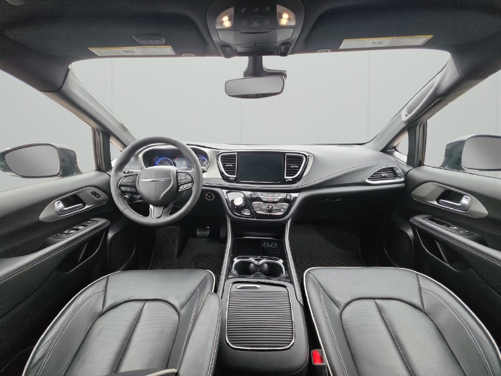 Used 2024 Chrysler Pacifica Limited w/ S Appearance Package FWD image 14